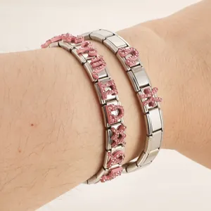 Dettaglio di bracciali modulari italiani con ciondoli zodiacali in strass rosa