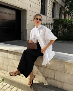 Κομψό λευκό πουκάμισο γαλλικού στυλ με όρθιο γιακά και λεπτομέρεια με μακριά γραβάτα για γυναίκες