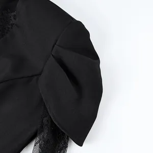 Gedetailleerde weergave van zwarte kanten mouwen van een elegante damesjas met V-hals