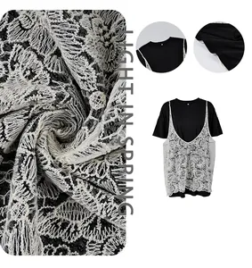 Set due pezzi con t-shirt nera e canotta in pizzo floreale bianco