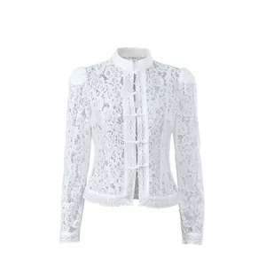 Vista dettagliata della camicia di pizzo bianca da donna con elegante colletto alto