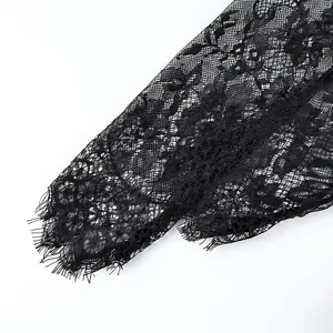 Detailopname van een elegante zwarte kanten mouw met verfijnde wimperkant-afwerking