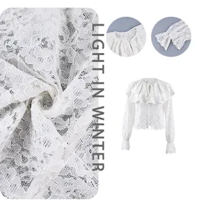 Gedetailleerde weergave van delicate witte kant en dubbellaagse ruffelkraag design