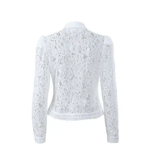 Vista posteriore di elegante camicetta in pizzo bianco con collo alto alla moda