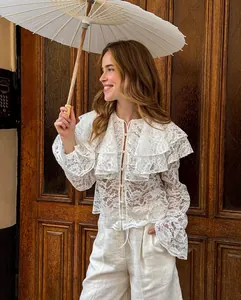 Elegante witte kanten blouse met dubbellaagse ruffelkraag en transparante bloemige textuur