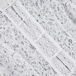 Macro dettaglio del tessuto in pizzo floreale bianco e dei bottoni cinesi tradizionali