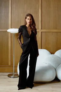 Elegante zwarte blazer met kantmouwen en V-hals voor dames