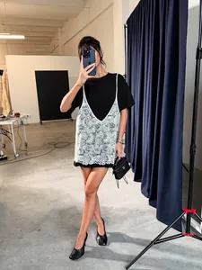 Elegante set due pezzi con canotta in pizzo bianco e t-shirt nera da donna alla moda