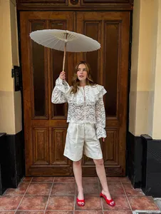 Vintage witte kanten blouse met een dubbellaagse ruffelkraag en doorschijnende textuur mode.