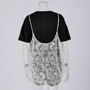 Vista posteriore di un set chic: canotta in pizzo bianco su una t-shirt nera.