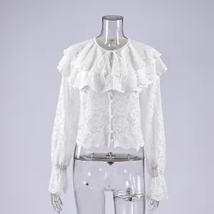Detail van witte kanten blouse met dubbele ruffelkraag en een elegant transparant design