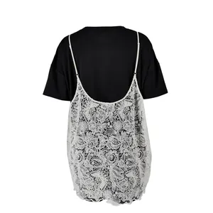 Vista posteriore di elegante t-shirt nera con canotta in pizzo floreale bianco
