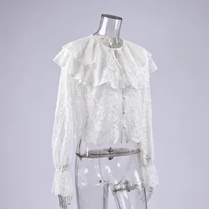 Elegante witte kanten blouse met transparante stof en dubbele gelaagde ruffelkraag.