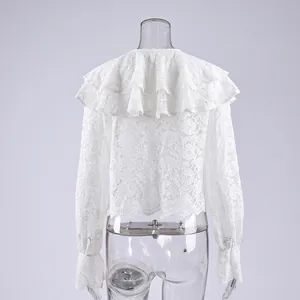 Gedetailleerd achteraanzicht van een wit kanten shirt met een dubbellaagse ruffelkraag ontwerp