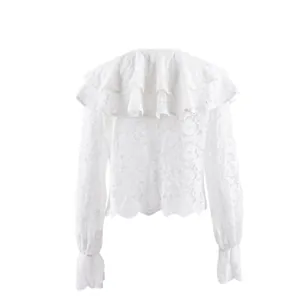 Achteraanzicht van elegante witte kanten blouse met dubbele ruffelkraag en kantdetails.