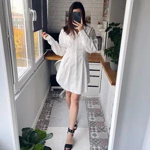 Elegante witte Franse overhemdjurk met getailleerde taille en A-lijn voor op kantoor.