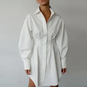 Elegante witte A-lijn overhemdjurk in Franse stijl met getailleerde taille en plooien