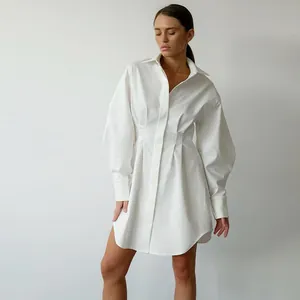 Detailopname van een minimalistische witte Franse getailleerde A-lijn hemdjurk dames.