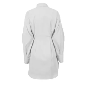 Achteraanzicht van een witte Franse stijl overhemdjurk met hoge taille en plooien.