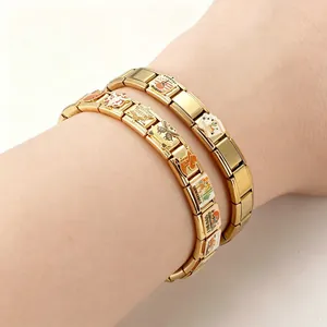 Nahaufnahme goldener italienischer Modulararmbänder mit Western-Cowboy-Anhängern.