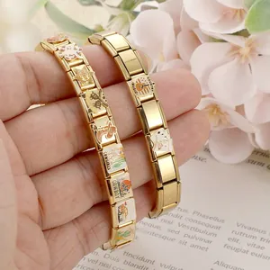 Nahaufnahme der goldenen Italian Charm Armbänder mit Western-Cowboy-Emaille-Gliedern
