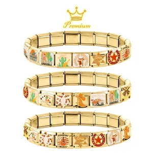 Nahaufnahme goldener italienischer Modular-Links mit bunten Western-Cowboy-Motiven