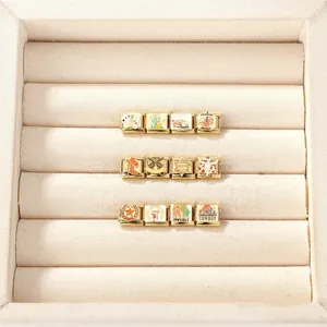 Detailansicht goldener italienischer Modular-Charms mit Western-Cowboy-Emaildesigns.