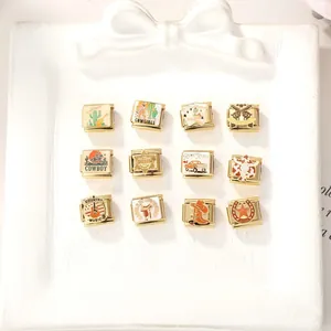 Nahaufnahme von 12 goldenen italienischen Modul-Charms mit Western-Cowboy-Themen