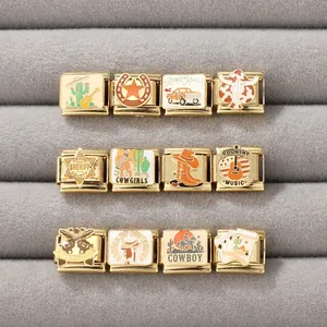 Detailansicht verschiedener goldener Western-Cowboy-Charms für italienische DIY-Armbänder