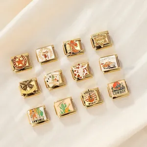 Auswahl goldener italienischer Module mit detaillierten Western-Cowboy-Emaille-Designs.