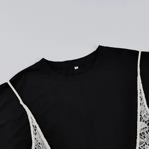 Dettaglio ravvicinato della t-shirt nera con canotta in pizzo bianco sovrapposta.