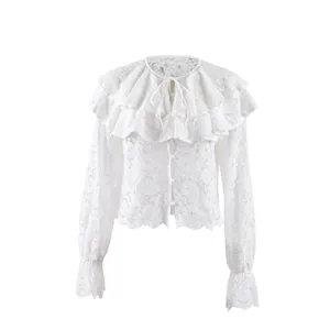 Elegante witte kanten blouse met dubbellaagse ruffelkraag en fijne kanten patronen.