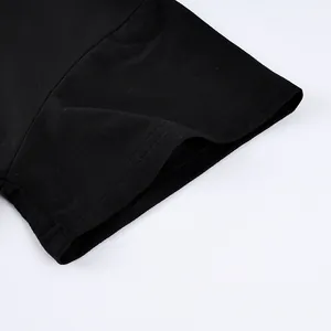 Primo piano dettagliato del polsino nero della camicia con doppia cucitura