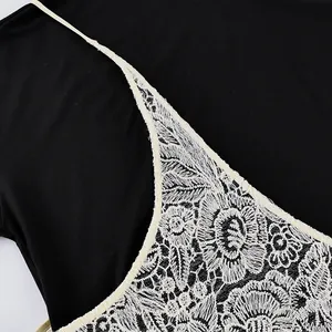 Dettaglio del top in pizzo floreale elegante abbinato a una maglia nera attillata