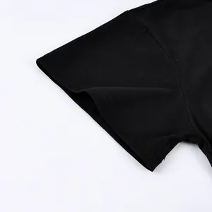 Primo piano delle cuciture e del tessuto di alta qualità di un top nero a maniche corte