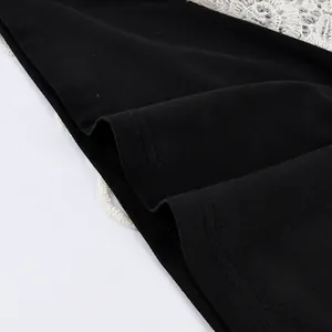 Dettaglio dell'orlo nero con delicato pizzo bianco e cuciture di alta qualità
