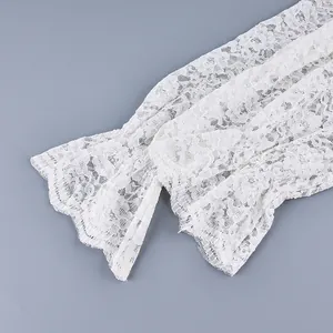 Detailopname van een elegante witte kant met dubbellaagse ruches aan de manchetten