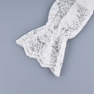 Detailweergave van elegante witte kanten mouw met dubbele ruches aan de manchetten