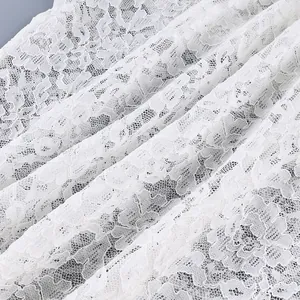 Gedetailleerde macro-opname van de fijne witte bloemen kantstructuur voor kleding