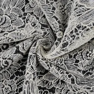 Dettaglio macro della complessa trama del tessuto in pizzo floreale bianco e nero