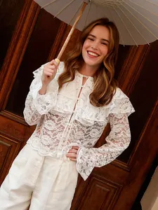 Elegante witte kanten transparante blouse met dubbele ruffelkraag en uitlopende mouwen