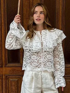 Elegante witte kanten blouse met dubbele ruffelkraag en lange uitlopende mouwen