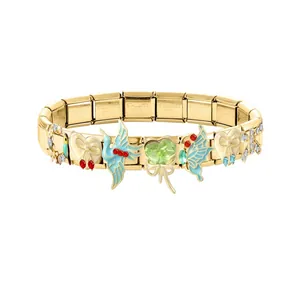 Vue détaillée d'un bracelet à breloques italien en acier doré avec pendentifs colorés
