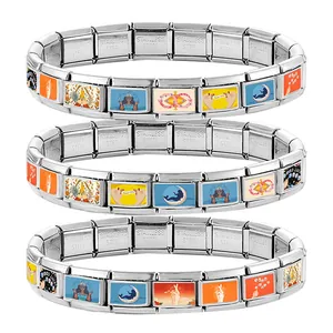 Dettaglio di braccialetti modulari italiani con ciondoli colorati luna e fortuna in acciaio