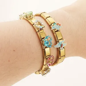 Gros plan de bracelets à breloques modulaires en acier inoxydable doré avec des cœurs en strass.