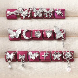 Gros plan détaillé de charms de bracelet modulaires italiens DIY en rose et argent