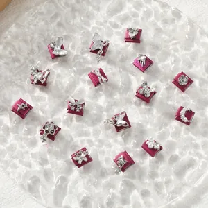 Gros plan sur des breloques italiennes roses avec des motifs en argent