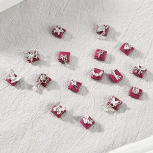 Variété de maillons de bracelet à breloques italiens rose magenta avec pendentifs argentés.