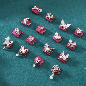 Gros plan détaillé de charms modulaires italiens magenta avec motifs papillons argentés