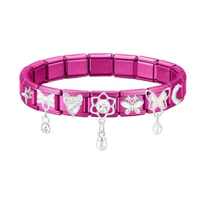 Gros plan d'un bracelet à breloques italien magenta avec des pendentifs en argent